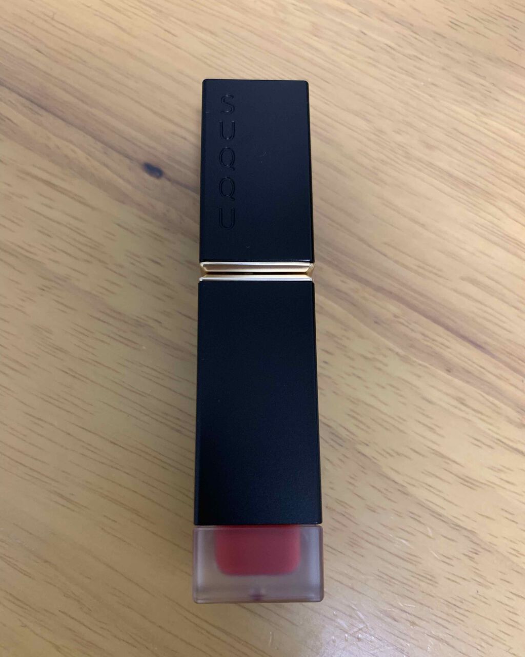 SUQQU コンフォートリップフルイド　
フォグ　02 舞紅

SUQQUの新しいリップ

フォグを手元に載せて馴染ませた時のふわふわじゅわっと感がとても気に入りフォグ02を購入しました！

パキッと濃い赤のように見えますが、馴染ませたら赤