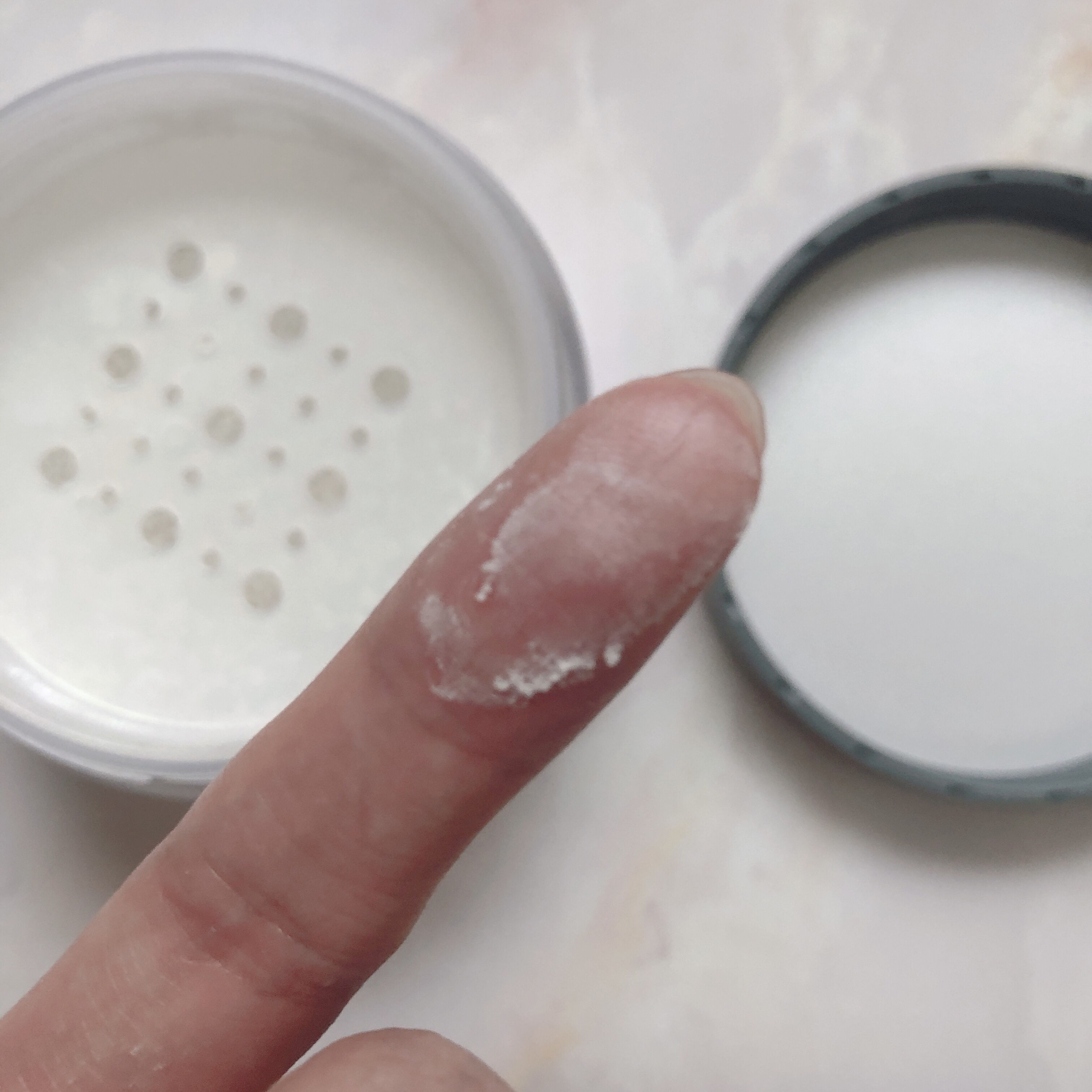 チャコット フィニッシングパウダー モイスト 773 クリア/チャコット・コスメティクス/ルースパウダーを使ったクチコミ（2枚目）