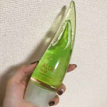 HOLIKAHOLIKA♡アロエフェイシャルクレンジングフォーム

近所のスーパーでお安くなっていたので購入してみました☆
アロエモチーフのボトルが可愛い💚

☆総評☆
♡香りが草木系の香り（香料入って