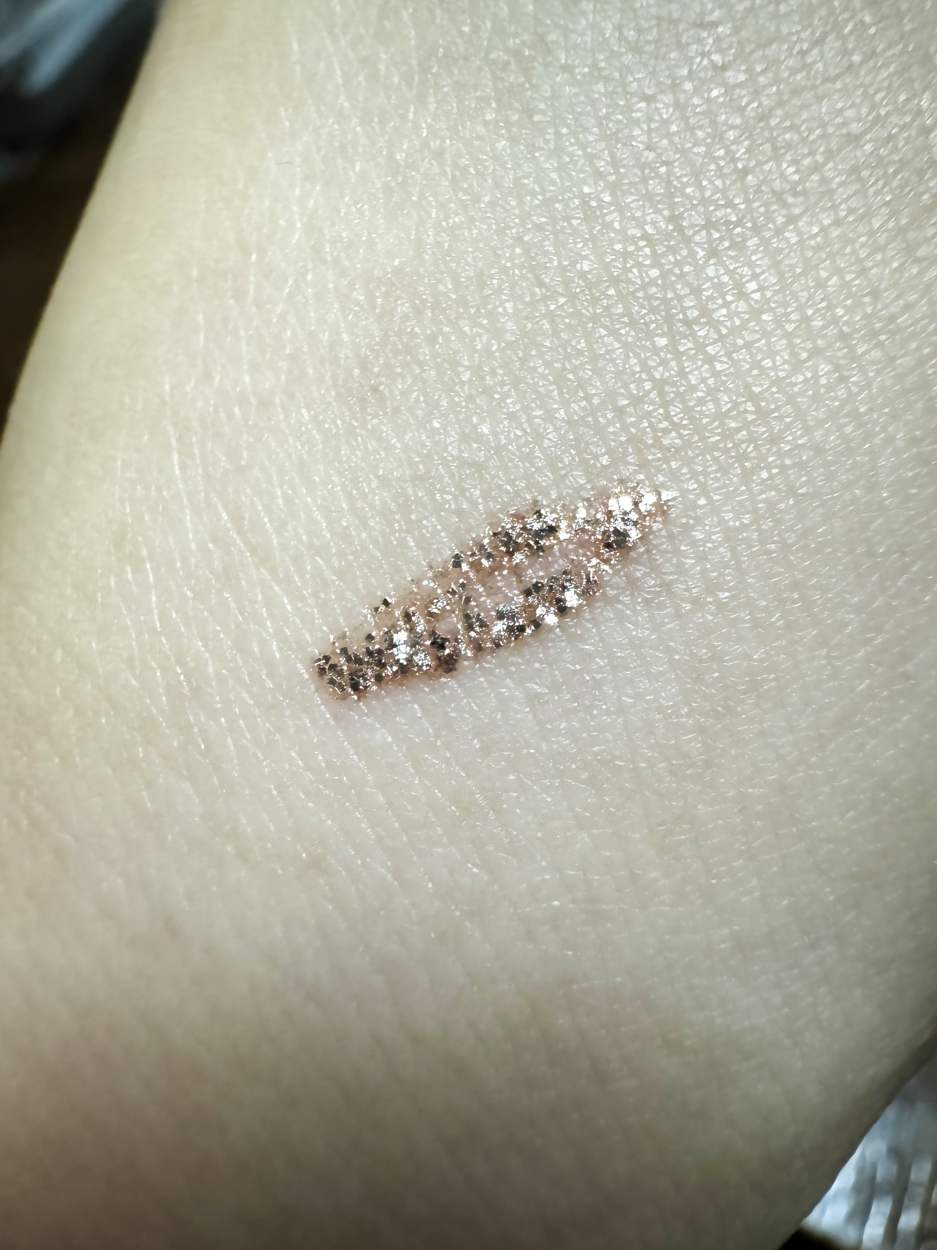 シピシピ グリッター イルミネーションライナー S 01 ピンクベージュ/CipiCipi/リキッドアイライナーを使ったクチコミ（2枚目）