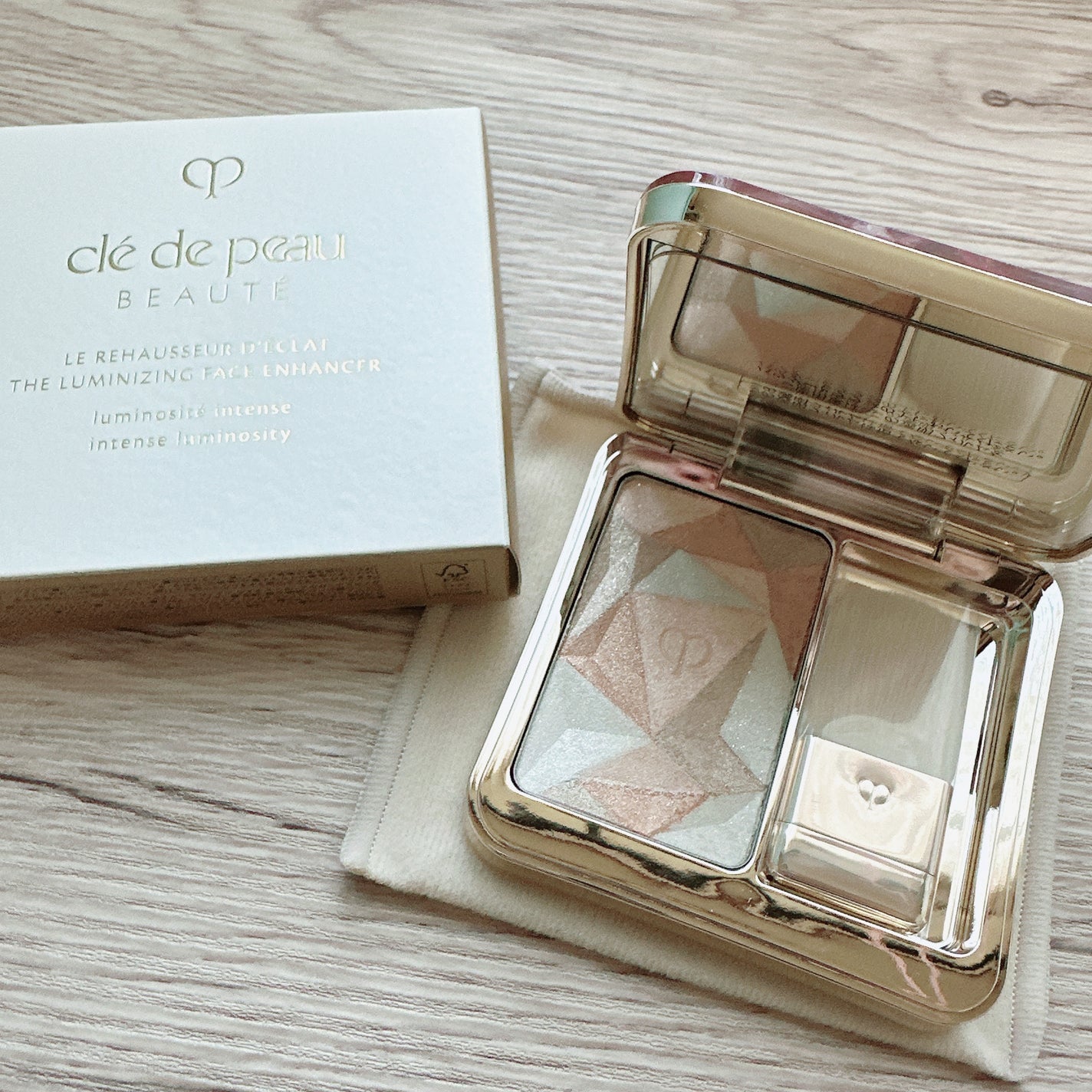 ル・レオスールデクラ /クレ・ド・ポー ボーテ/パウダーハイライトを使ったクチコミ(3枚目)