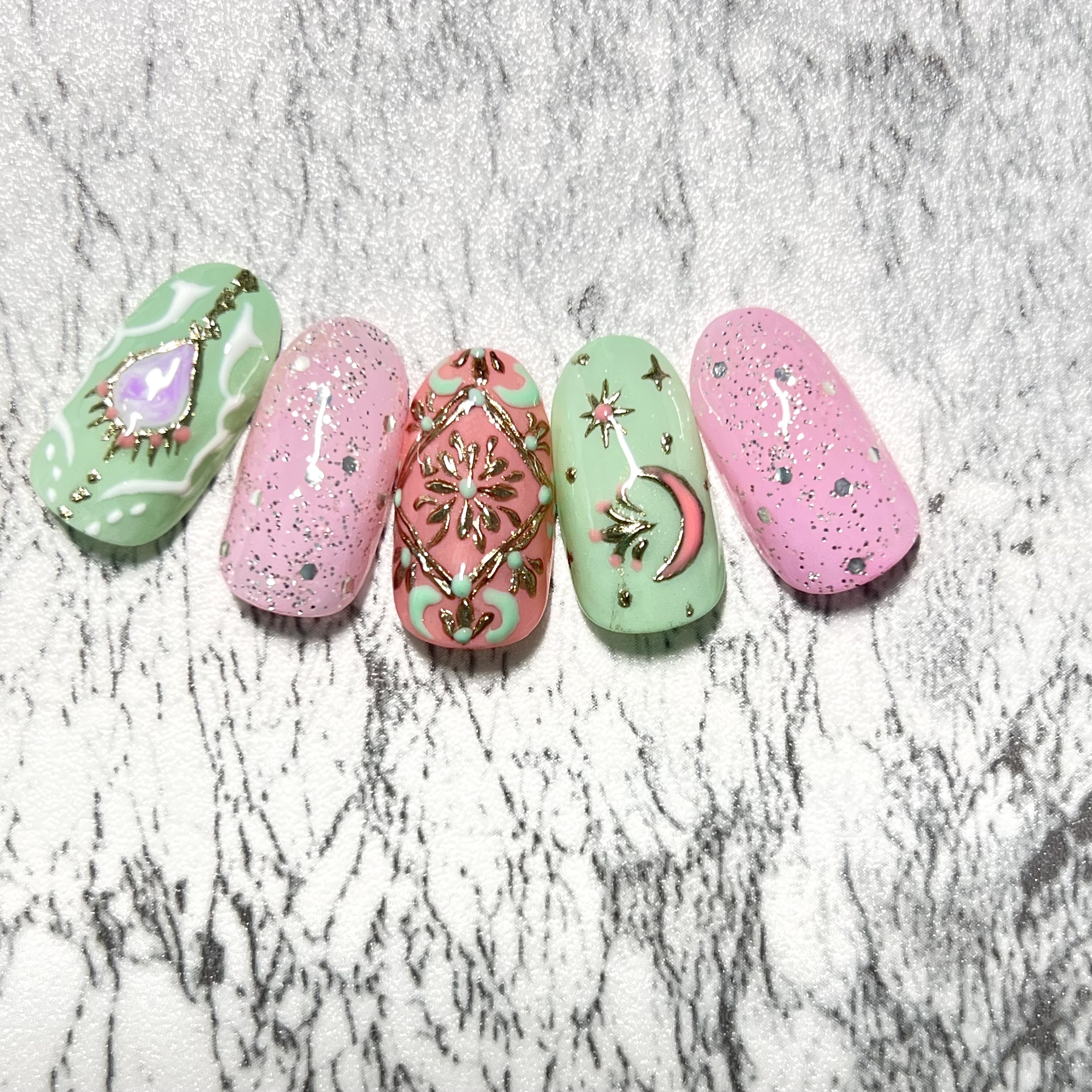 プチトル様のジェルを使って
デザインしてみました✨


謎デザインですが
可愛くなったかな🎨







#プチトル部