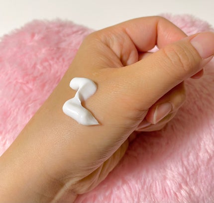 かーびい on LIPS 「クアンハンド&ネイルクリームローズ天然由来の贅沢アロマ、フレグ..」(4枚目)