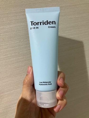 【使った商品】
Torriden
ダイブインクリーム

【良いところ】
・テクスチャは柔らかめクリーム
・ダイブインスージングクリームと比べると、こちらの方がやや固め。
・でも伸びはとてもいい。
・塗った直後はクリームって感じはするけど、肌に馴染むとしっとりとしてくる。軽い。
・やはり嫌なベタつきはなし。ベタつき大嫌いな人にはオススメかも。
・無香料なので、前後で使う基礎化粧品を選ばないのはいい。
・チューブタイプなので扱いやすい。

【イマイチなところ】
・人によるけど夏は好み分かれるかも。(夏はスージングクリームの方が好きな人もいるかな。)
・よりジェル寄りのクリームを選びたい人は()「ダイブインスージングクリーム」の方がいいかも。

【感想】
・元々買う予定はなかったんだけど、だんだん暖かくなってきた元々使ってたクレアスのクリームが少し重たくなってきたのと、無香料のクリームを使いたくて手を出してみた。
・スージングクリームとどう違うのか気になったのも理由。
・思っていたより軽めのクリームなので、私は夜用の保湿や、乾燥してるなって日に使おうか検討中。
・Torridenライン使いで保湿にバフをかけることができる。
・混合肌の民だけどベタつき好きじゃない(さっぱりが好み)な人は1度試してみてはいかがでしょうか！！！の画像 その0