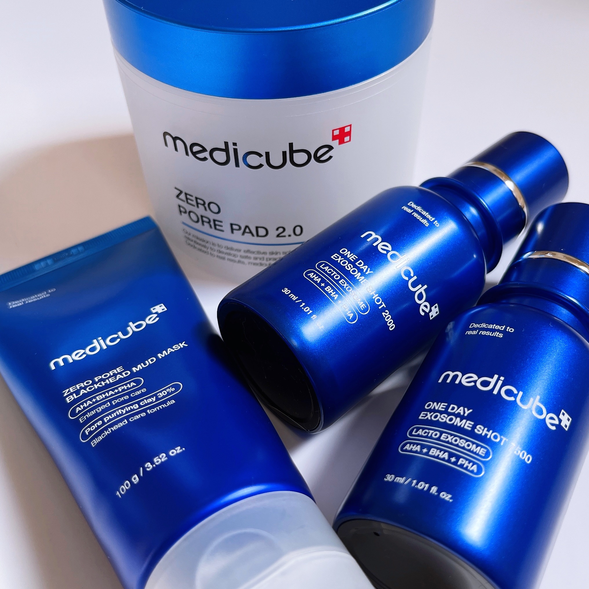 
medicube
┈┈┈┈┈┈┈┈┈┈┈┈┈┈┈┈
毛穴ごっそりセット

✔️ゼロ毛穴クレイパック
クイックパックが毛穴に密着して黒ずみや角栓・角質をケア○
濃いブルーのクレイパックを顔全体に塗り広げて3〜5分待つとクリームが乾いて水色に
