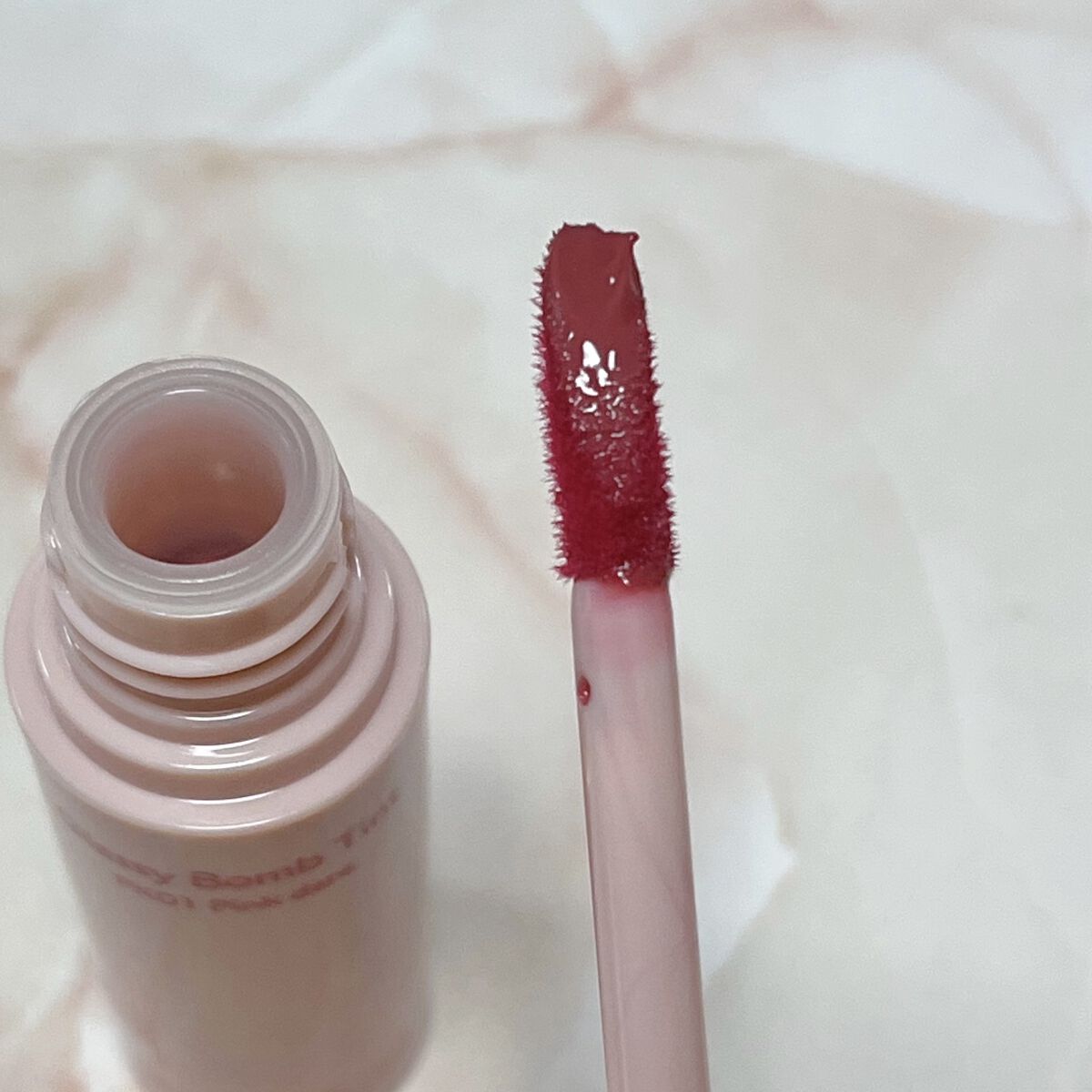 アンドバイロムアンド　グラッシーボムティント/&nd by rom&nd/リップティントを使ったクチコミ（2枚目）