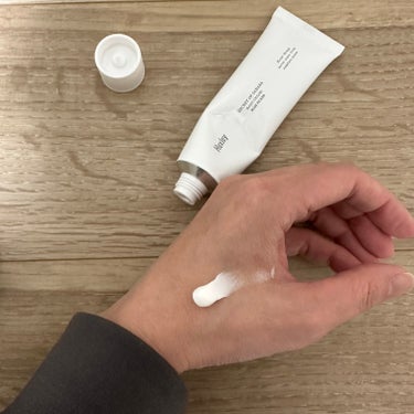 Huxley HAND CREAMのクチコミ「パケはオシャレな歯磨き粉みたいなチューブでした！
これがちょっと意外だったんだけど見れば見るほ.....」（3枚目）