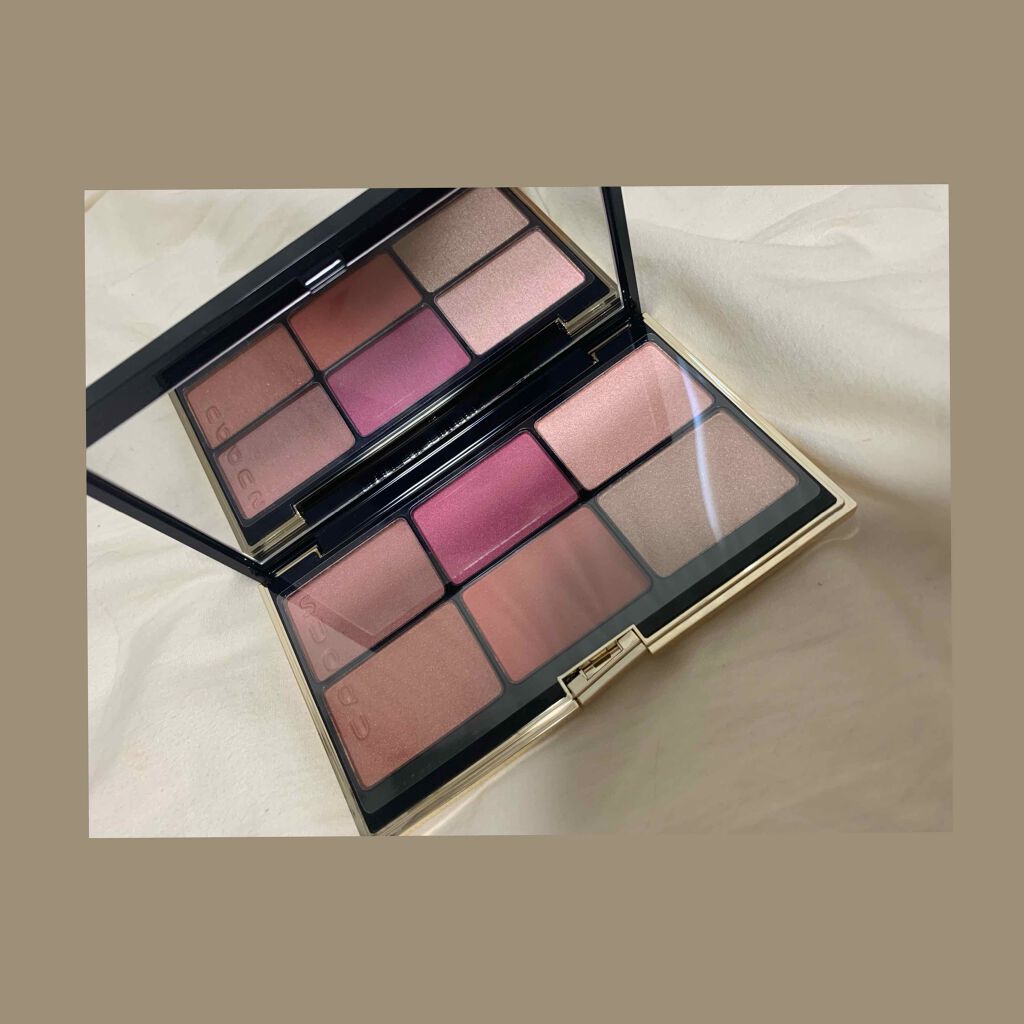 SUQQU
パウダー ブラッシュ コンパクト
秋の限定です。

お値段は税込で1万円くらい。

勢いで買ってしまったものの、チークにこの値段かあ、6色入っててもなぁと、若干金欠気味の私は嘆き、開けていませんでした。

でも！！！あけて！スウ