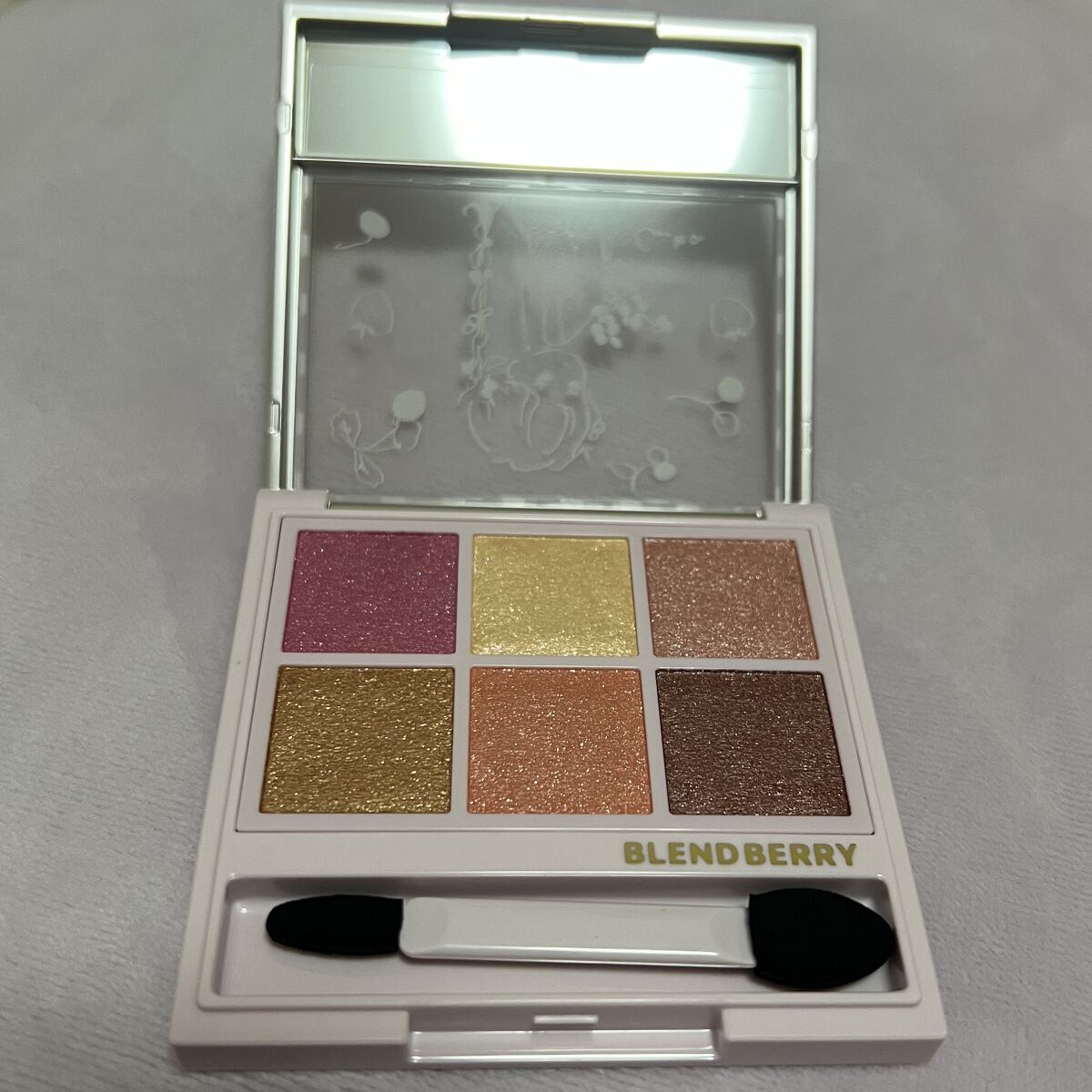 オーラクリエイション 106 ラズベリー&トゥインクルゴールド(ホリデー限定カラー)※人気イラストレーターコラボデザイン/BLEND BERRY/アイシャドウパレットを使ったクチコミ（1枚目）