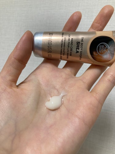 THE BODY SHOP

ハンドクリーム シア



ボディショップのシアのハンドクリームは

どんな香りなのか気になって

買ってみたこちら！



ロクシタンに比べると甘めな印象！


職場とかで使うには

あまり向いてないかもしれませんが、

いい香りです！



テクスチャーは

ロクシタンよりなめらか！



の画像 その2