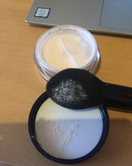 ESTEE LAUDER パーフェクティング ルース パウダーのクチコミ「エスティーローダーのルースパウダー。
とても軽いつけ心地で、パウダーの粒子はとても細かく、少量.....」(2枚目)