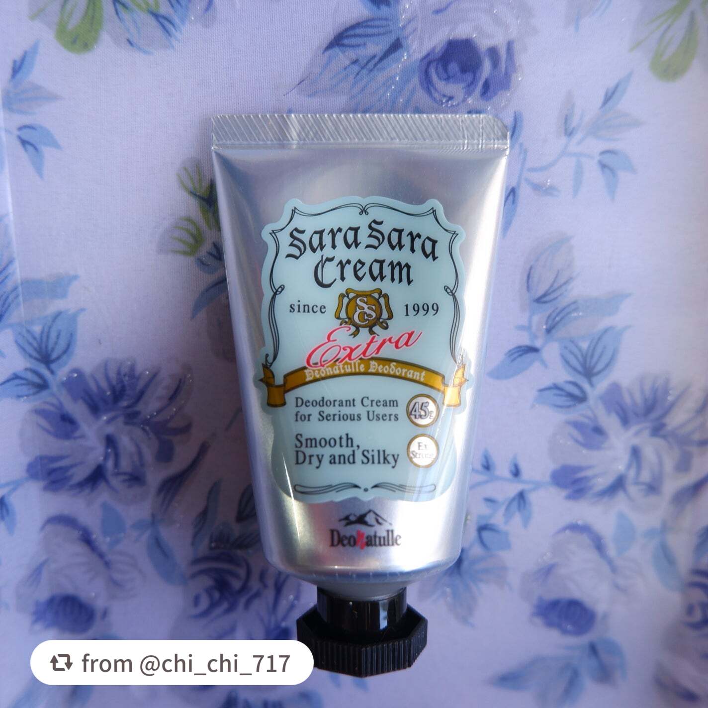 【chi_chi_717さんから引用】

“クリームタイプの制汗剤です。
有効成分「焼ミョウバン」がニオイを元から防ぎ、汗を抑えてくれるそう。

白いクリームは伸びが良く、サラッとした質感。
寒い冬でも、ワキのべたつきが気になるので、重宝し