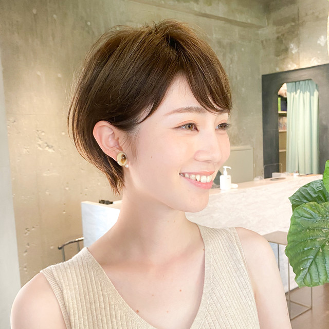 笑顔のショートヘアの女性