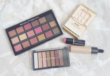 Revolution Pro Supreme Eyeshadow Palette /MAKEUP REVOLUTION/パウダーアイシャドウを使ったクチコミ（1枚目）