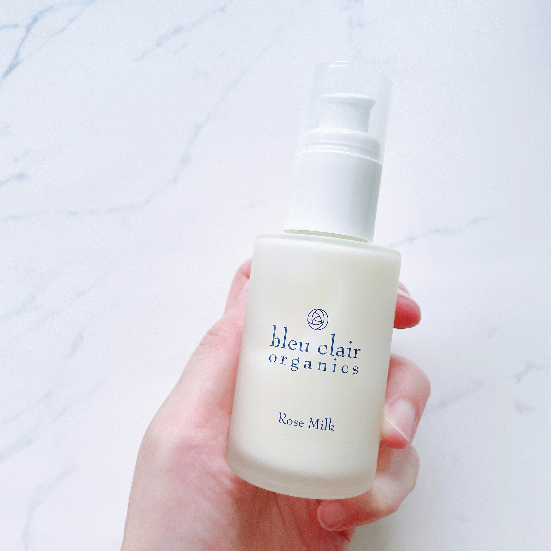 ブルークレール ローズミルクのクチコミ「プッシュ式なのでさっと使えて便利です。
柔らかなテクスチャの乳液です。
なめらかに伸びて、すっ.....」（3枚目）