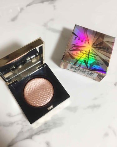 BOBBI BROWN 
Luxe Eye Shadow Rich Gemstone
Opal Moonstone


10月18日から発売したクリスマス限定商品です!
この色の他にゴールドとブルーもあ