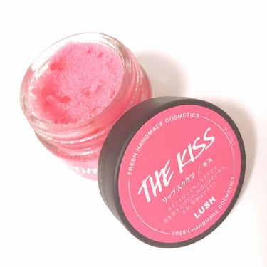 LUSH：キス リップスクラブ The Kiss

こちらは季節限定の商品のようです💖

・使い方
唇を濡らしてから適量指に取り(1番適度な力加減なのは薬指だそうです)、唇にのせてくるくるとマッサージす