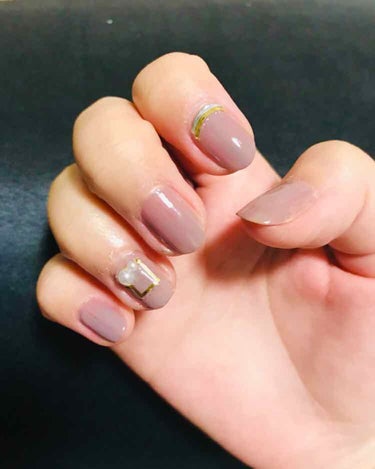 100円ネイルでセルフネイル💅

ダイソーのキティネイルトープ！
ピンク？紫？のようなグレーで、綺麗！！

ダイソーのゴールドラインのシールを貼って完了！！

#セルフネイル #ダイソー#セリア#キャン