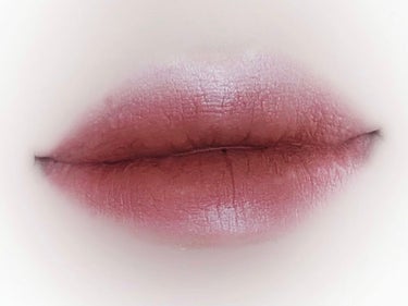 ロムアンドのマットリップとセザンヌのハイライターで、自然な艶と血色感のあるふっくらリップに💖

スモーキーピンクになります☺️

1:青みピンクを唇全体に。
2:ベージュを唇の内側に、グラデーションリッ