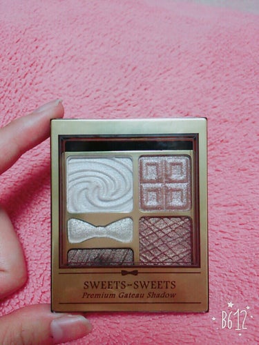 💖 sweets sweets 💖

プレミアムガトーシャドウ

見た目がかわいすぎる😍チョコレートみたい💕🍫

全体的にピンクブラウンな色です😃

小さめのラメがいっぱい入っていて可愛いです💕

発色