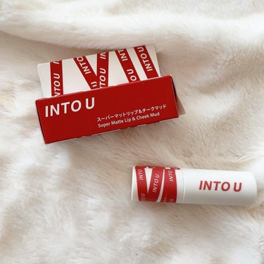 『INTO U』のEM01を使ってメイクしたよー💄

EM01はポップスターブリックっていう名前でレンガっぽい赤だよ😘

色味がしっかりしてるので、唇中央から伸ばしてグラデーションっぽくしてみた👌

濃いめのマットリップを使用する時は唇の線が浮きやすいから最初にリップクリームで保湿して一度ティッシュオフすると塗りやすいよ☺️

『INTO U』はマットリップ特有のパサつきもあまり感じられないから秋・冬の乾燥しやすい時期にも使いやすいと思われる✨

11月〜LOFTにて販売してるから気になる方はチェックしてみてね😘


#intou
#泥リップ
#マッドリップ
#マットリップ
#intouイメージモデル
#intouマットリップem01
#コスメレビュー
#コスメレポ
#新作コスメ
#コスメ好きさんと繋がりたい 
#メイク好きさんと繋がりたいの画像 その0