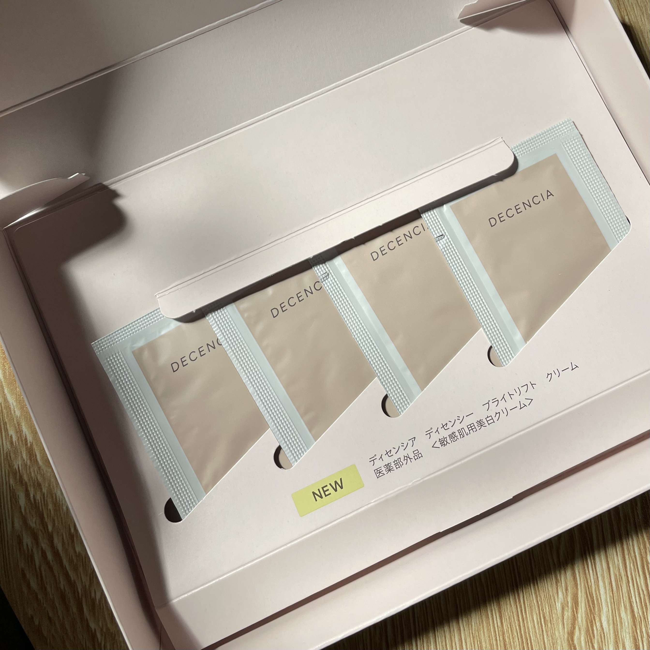 DECENCIAの定期便で　#ディセンシアクリーム を買っているんだけど、新商品のサンプルを入れてくれていたのでレポ🙆🏻‍♀️

▼今日のアイテム
DECENCIA
ディセンシア ディセンシー ブライトリフト クリーム

使用感は、ちょ