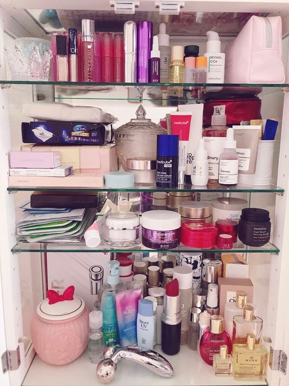 yu on LIPS 「スキンケアグッズが増えて来たので、ガラスケースに移動。元々この..」(1枚目)