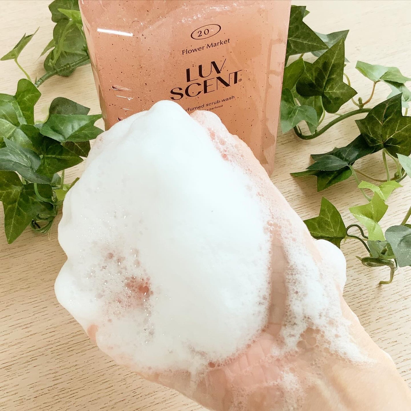 スクラブボディウォッシュ フラワーマーケット ホワイトチューリップ/LUV SCENT/ボディスクラブを使ったクチコミ(5枚目)