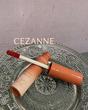 ✩.*˚CEZANNE WATERY TINT LIP
  matte M2 ウォームオレンジ✩.*˚

CEZANNE ウォタリーティントリップ マット M1 ダスティローズと同日に発売されたM2 ウォームオレンジ🧡

どっちにするか迷ってて、でも実際見たら、どっちもかわいいし、どっちも使えるし、2本買ってもプチプラだしと、一緒に買ってしまった(*´˘`*)♡

ウォームオレンジは、思ってたよりオレンジし過ぎず、ベージュとブラウンも入っていて、これもまた、肌なじみがよく、デイリー使いしやすいカラー(*ฅ́˘ฅ̀*) .｡.:*♡

うるおい成分も一緒だから、ずっと乾燥知らずで、持ちもいい♡

唇触ってみたら、ふんわり柔らかく、サラサラ。
発色も、カラーがしっかり残ってるのに、手にもつかない🙌

どちらか迷ってる人にも、両方オススメできる、ほんと万能カラー2本(*Ü*)ﻌﻌﻌ♥

 #cezanne  #セザンヌ #ウォタリーティントリップ  #マットリップ  #ソフトマット #ティントリップ  #m2  #ウォームオレンジ#セザンヌ大好き #プチプラ #プチプラコスメ #プチプラコスメ大好きの画像 その1