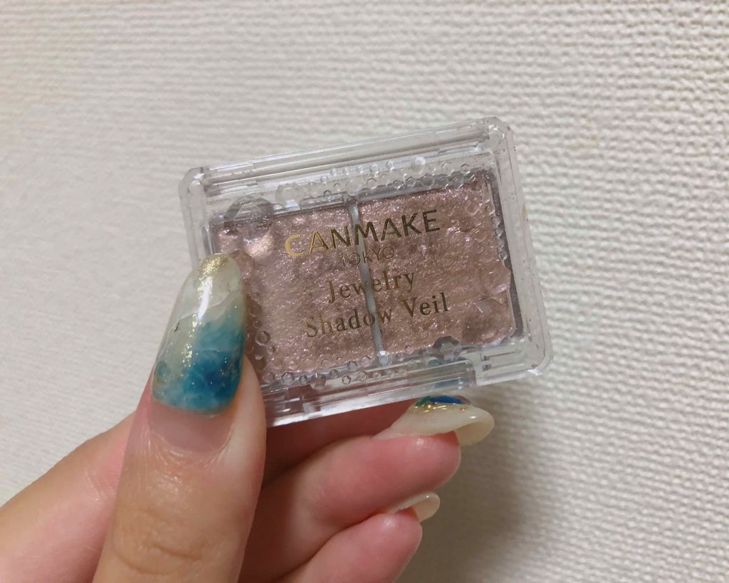 キャンメイク
ジュエリーシャドウベール
No. 03 ベビーローズ


ラメをトッピングするシャドウって感覚で使ってる。

よくみたらわかるようにピンクだけじゃなくて、ブルーとか紫っぽいのとかグリーン系とかのラメがぎっしり詰まってて、むちゃ