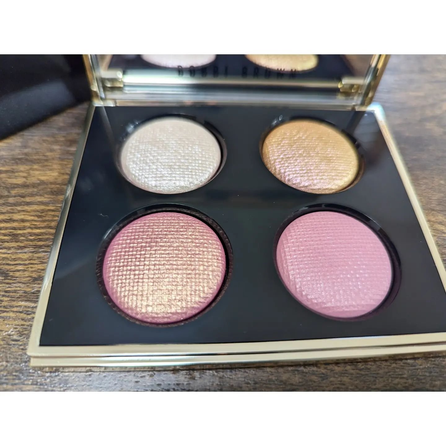 リュクス アイシャドウ クォード グロウ ウィズ ラブ コレクション/BOBBI BROWN/アイシャドウパレットを使ったクチコミ（2枚目）