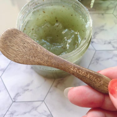 AROMATICA SUGAR BODY SCRUB 　BASIL&BERGAMOTのクチコミ「爽やかな香りのシュガーボディスクラブで、埋没毛ケアとは？🌿
ーーーーーーーーーーーーーーー
S.....」（2枚目）