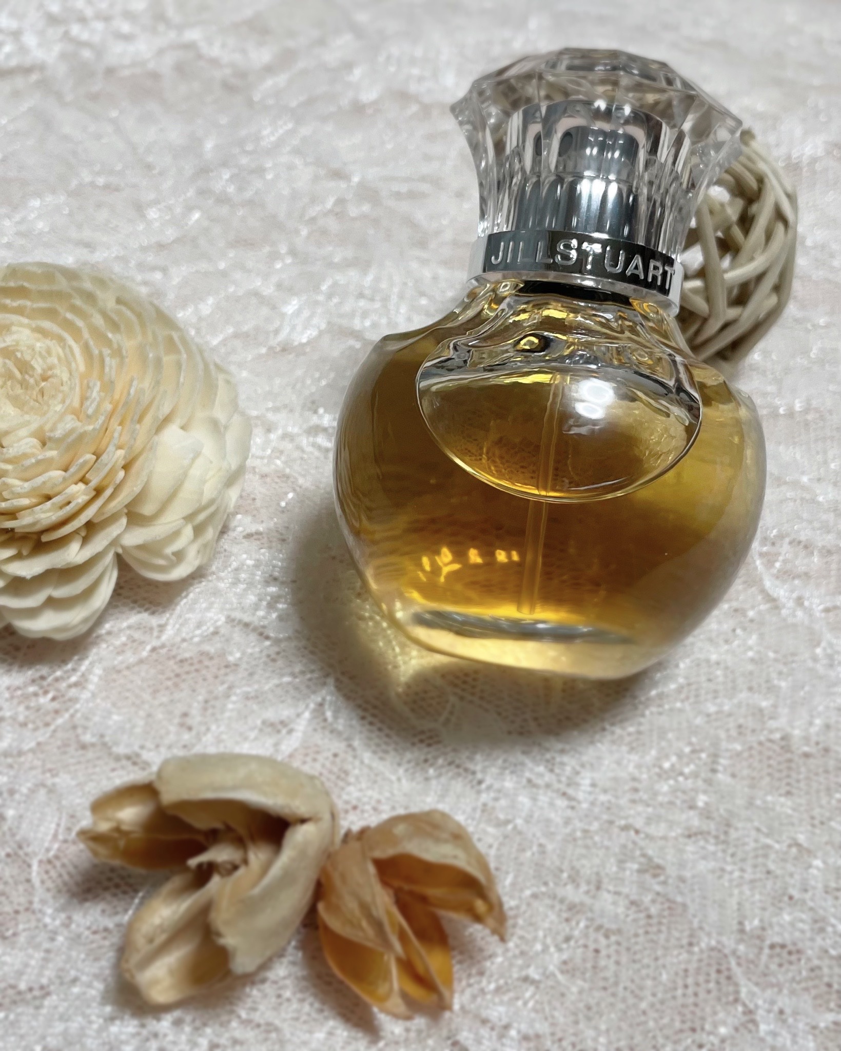 .
▶ #JILLSTUART

これからの季節にぴったりな甘くて濃厚なヴァニラの香り。
またこのなんとも言えない、コロンとしたボトルが可愛いですよね💛

正直なことを言うと、ヴァニラの香りはあまり得意ではなかった私。。
ただこちらは、使