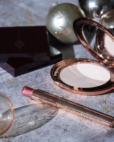 Charlotte Tilbury ピロートーク クリスタル ディメンション アイライナーのクチコミ「《海外コスメ・ホリデー🎄》
向きによってピンクとゴールドを行き来する！
メタリックアイライナー.....」（1枚目）