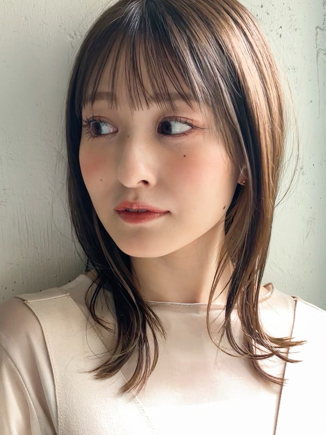 フェイスラインのすっきりした女性