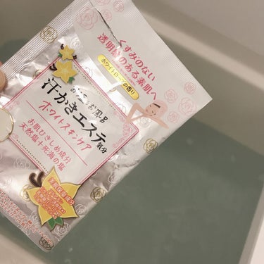 ▹▸﻿汗かきエステ気分 ホワイトスキンケア ¥165

気になっていたホワイトを購入✨
香りはうっすらローズ🌹
色は優しいミルキーホワイト。

しっかり汗が出てくれます！
気に入ったので大きいの買おうか