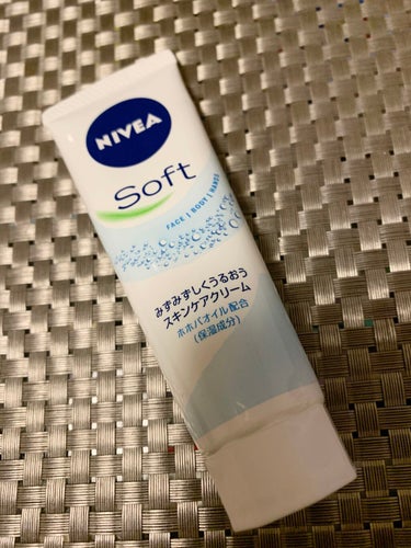 NIVEA♡
ニベアソフト  スキンケアクリームL

いろいろハンドクリーム使ってみて、
結果コレが１番でした！！！🤩

テクスチャーも軽いので
年中使えるのも好きです。

これから、
サンダルの時期に