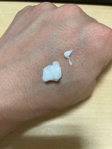 KANEBOカネボウ ナイト リピッド ウェア

きれいな白色のクリームです。

指でも取りやすく、簡単にスルスルと塗り拡げられます。

ベタつく感じもそんなにないですね。個人的なところで言うと、クリー
