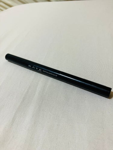 ☆☆初投稿！メイク初心者JKの購入品レビュー!☆☆

はじめまして！メイク初心者LJKのんご。です！

イベント盛りだくさんの夏はおしゃれに
気合いを入れる機会が増える季節！

ということで、私が最近買ったコスメをレビューしていきたいと思います！


[んご。基本情報]……………………………………………………
(レビュー早く見たい人飛ばして🙏)

☆パーソナルカラー(自己診断7個ぐらい試した)
　不明(たぶんブルベ冬かイエベ秋)

☆骨格
　ストレート(ナチュラル寄り？)

☆顔タイプ
　クールカジュアル(たまにフレッシュってなる時も)

☆割と日焼けしてる

☆脂性肌(特にTゾーン、小鼻がテカる)

☆一重

☆眉毛などあらゆる毛が濃い&太い&多い

☆髪の毛がうねったり癖付きやすい

✼••┈┈••✼••┈┈••✼••┈┈••✼••┈┈••✼
前おきが長くなってしまったんですけど
早速レビューしていきます！


【使った商品】
  ラスティングデザインアイブロウW(スクエア)
  BR-5アッシュブラウン
【色味】
　黒髪に馴染むアッシュブラウン
　学校でもバレなかった
【発色】
　はっきり
【色もち】
　いい
【良いところ】
　色が茶色みがほぼない黒なので
　黒髪の人が眉毛書き足すのにちょうどいい
　細かくも書けるし、
　パウダーでふわっと書くこともできる
【注意⚠️】
　色がかなり濃いので
　これで眉毛を塗り潰したり囲ったりすると
　眉毛が濃すぎる感じになるかもしれないです
　私は元々眉毛が濃いというのもあるからか
　黒目から眉尻にかけて使うのが
　ちょうど良さそうでした👍


【使った商品】
　スマートミニアイブロウカラー
　02(やわらかアッシュ)
【色味】
　明るめのアッシュ系
　少し茶色っぽさもある
【キープ力】
　ある！
【良いところ】
　値段が安い
　色がおしゃれ
　ミルクティー色の髪の人とか似合いそう！
　ブラシが小さくて細い毛も塗りやすい
【イマイチなところ】
　合う人には合う商品だと思うんですが、
　全体に塗ると、私の漆黒地毛&暗めの肌には
　色が浮いて見えちゃいました…。
　他の眉マスカラと合わせた時に
　眉頭だけに使ったりしようと思います！


【使った商品】
　アイクリームプライマー
【商品の特徴】
　アイシャドウ塗る前に塗ると
　発色&持ちが良くなる
　同時にアイケアも叶える
【使用感】
　乳液とハンドクリームの間ぐらいの質感
　伸びがすごくいい
【良いところ】
　メイク時にアイケアも同時にできるところ
【イマイチなところ】
　アイシャドウ塗る前に使う時
　プライマーが乾くまで時間がかかる
【どんな人におすすめ？】
　アイシャドウ持ちをよくしたい人
　ただし、待つ時間があってもいい人
【使い方】
　アイシャドウ塗る10分前くらいにぬる
　スキンケア時にまぶたにぬる


【使った商品】
　クリーミータッチアイライナー
　07 アズキブラウン
【商品の特徴】
　とにかく落ちにくい
　なかなか他にない色味でかわいい
【使用感】
　するする描きやすい！
　本当にペンで書いてるみたいでびっくりした！
【良いところ】
　落ちにくくてこすっても平気なところ
【イマイチなところ】
　私は気になるほどじゃなかったけど、
　クレンジングに少し時間がかかる


【使った商品】
  耐久カールマスカラ
  00クリア
【色味】
　透明
【キープ力】
　私のやり方と一重のせいだとおもんですが、
　私はすぐ下がっちゃいました
　まつ毛を根本から挙げられなかったのが原因かな…
【良いところ】
   安いところ
　(成功したら)カールをキープしたまま
　他のカラーマスカラを使えるところ
【イマイチなところ】
　透明マスカラあるあるだと思うんですけど、
　塗り重ねていくとすぐにダマになって半透明の
　やつが目立つことですかね……。


【使った商品】
　マスカラリムーバー
【使用感】
　液はドロっとしてる
　まつ毛に一気につく液の量が多い
【良いところ】
　他商品と比べて安い！
　溝の幅が広くて、まつ毛一本一本が太い私には
　ちょうどよかった！
　束感まつ毛の時も便利だと思う！
【イマイチなところ】
　細いまつ毛やセパレートまつ毛の時は
　少し大変かも。
【どんな人におすすめ？】
　安くリムーバーを買いたい人
　まつ毛が太い人

　
【使った商品】
　パレットコンシーラー(ハイカバー)
【崩れにくさ】
　微妙…
【カバー力】
   結構ある
【良いところ】
　安くてカバー力がある
【イマイチなところ】
　元々脂性肌なので、コンシーラーを乗せると
　皮脂が浮いてきて汚く見えやすいのですが
　このコンシーラーもそうなってしまいました😿
    いい使い方ないのかな……
　夏場は使うのを避けようかなと思ってます


【使った商品】
　バックミーノーセバムパウダー
【崩れにくさ】
　崩れにくい
　5時間くらいは付けたての状態キープしてた
【カバー力】
　ほぼない
【良いところ】
　色がついてないので
　ファンデや下地の色を邪魔しない
　小さくて持ち運びに便利
　パフの毛足が短くてもちもち
【イマイチなところ】
　ズボラな私だけだと思うんですが、
　蓋開けて、ひっくり返して、パフ揉んで……
　っていうのを忙しい朝にするのが面倒で
　次に紹介するパウダーに乗り換えました(笑)
　あと肌に乗せてからすぐは乾燥した感じがしました


【使った商品】
　シークレットビューティーパウダー
　01クリア
【商品の特徴】
　24時間使える
　洗顔料で落とせる
【カバー力】
　毛穴が気持ち隠れる
　クリアって書いてあったけど
　自然に白くトーンアップされた気がする
【良いところ】
　さらさらが長い時間続くところがすごくいい！
　朝に塗って昼ぐらいまでは、
　汗拭ったあともさらさらでした！
　夜寝る前におでこと首に塗って寝てます快適
【イマイチなところ】
　汗には弱いのか、最近の35℃越え猛暑には
　耐えられてないと思います

　
【使った商品】
　ジューシーラスティングティント
　07ジュジュブ
【色味】
  明るめのピンク
　若干黄味あるニュートラルカラー
【色もち】
　いい
【質感】
　ツヤ系
【保湿】
　ほとんどなかった
【良いところ】
　発色と色持ちが良い
【イマイチなところ】
　レビューをいくつか見て、
　ニュートラルで自然な色味だと思って買ったのに
　私には青っぽくパキッと発色してしまいました……。
　唇の皮も剥けてきて嫌だったので妹にあげました💧

めっちゃ長くなりましたが、参考になれば嬉しいです

無くしてしまったものは公式画像のものになります
#はじめての投稿の画像 その0