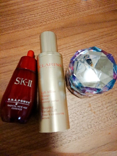 たまに使うスキンケアについて。

SK-II R.N.A パワーラディカルニューエイジエッセンス
美容液の中でベスト！と思う美容液✨
前日の夜使うと翌朝のお化粧のノリが良いです！毛穴がキレイになる！
S