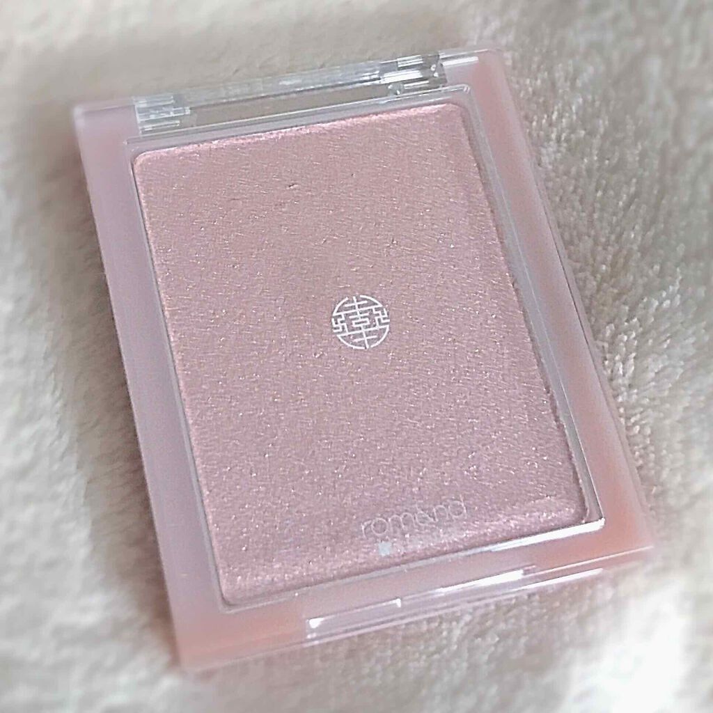  ロムアンドのハイライター、近所でも出回りだして、気になってたんです！



イエベな私は01を狙ってましたが、手に試してみたら01は肌になじみ過ぎて、02の方がくすみ
を飛ばしてツヤキラで、とはいえ浮くほどでもないピンクが案外良さげ💕
