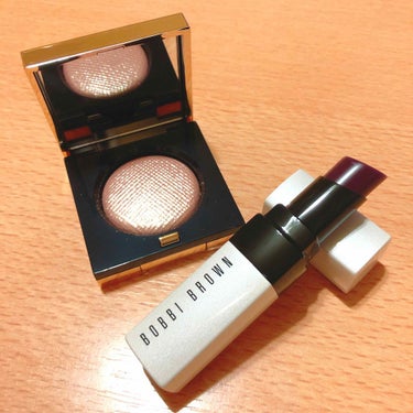 📍BOBBI BROWN📍
◎リュクスアイシャドウ#01ムーンストーン
◎エクストラリップティント#05ベアブラックベリー

2枚目動画かなり分かりづらいですが…😓
シャドウは本当にキラキラで綺麗✨
持