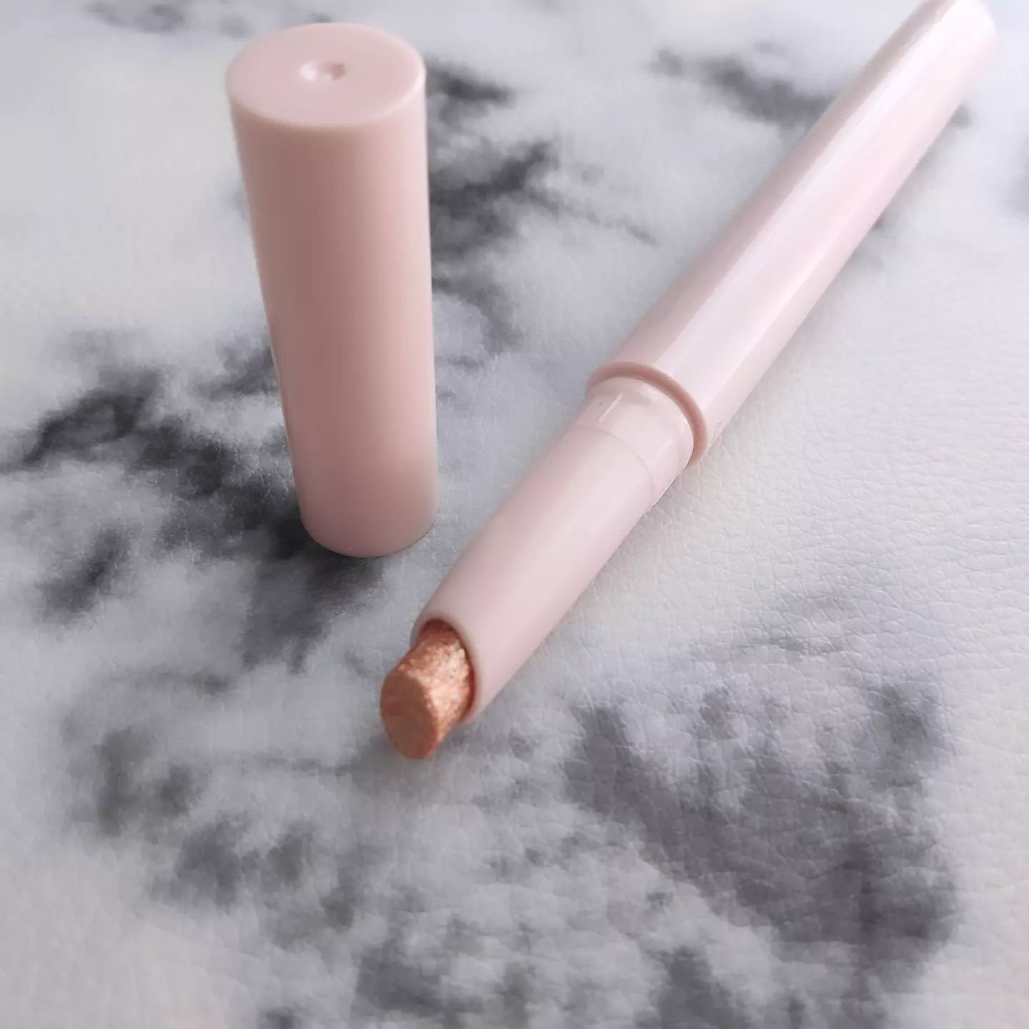 ドド ダイアモンドクラッシュスティック 02 ムーンゴールド/ドド/スティックアイシャドウを使ったクチコミ（2枚目）