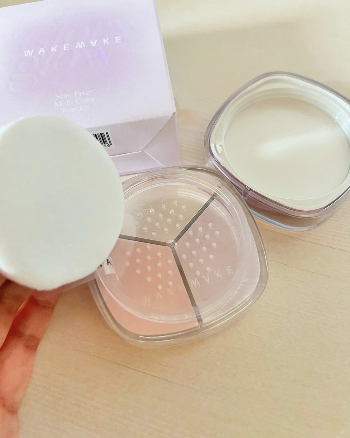 LIPSからWAKEMAKEさんのステイフィクサーマルチカラーパウダーをいただきました♪

WAKEMAKEさんの初のホリデーアイテム🎄✨
３つのカラーの組み合わせで、明るい肌トーンに仕上げるパウダー✨😌

スクリュータイプで粉漏れしに