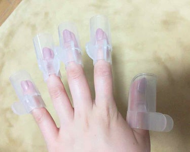 セリアのネイルガード💅

私はネイルしても乾ききるまでに、つい触ってしまったり、何かに当たってしまったりですぐ傷つけてしまうのですが、そんな悩みを解決してくれます😂
綺麗な状態を保てる！100均セリア優