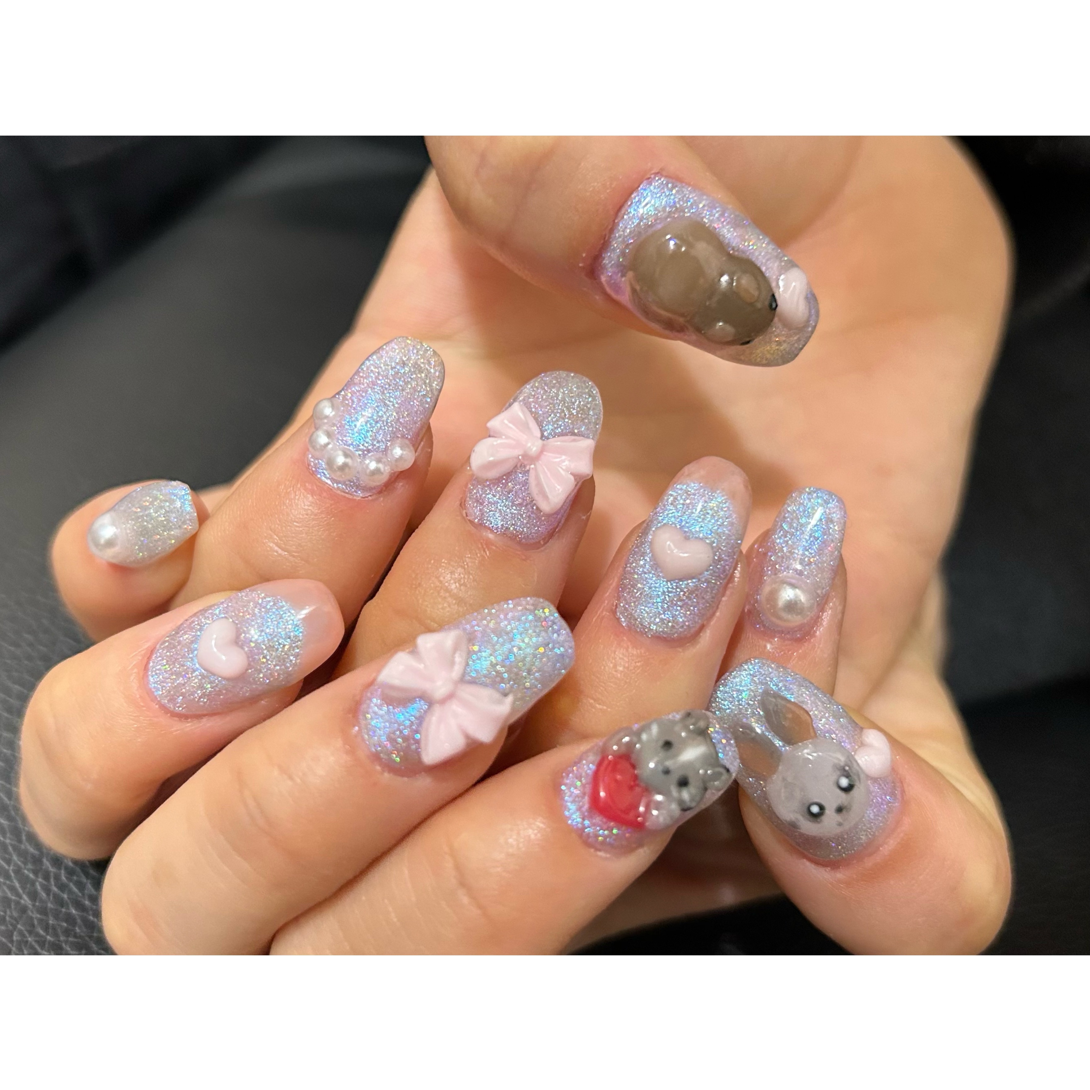 お久しぶりです！！こんにちは！！





またまた投稿サボってしまいましたので過去ネイルを載せたいと思います🙇‍♀️🙇‍♀️✨✨✨


これもほぼ100均ネイル🥹❤️



パーツはお友達から頂いたものです☺️

私が飼っているペッ