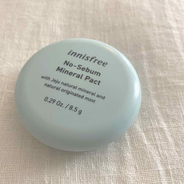 Innisfree ノーセバム ミネラルパクト
8.5g

インスタやLIPSで見て気になっていました♡
パウダーよりプレストが好きなのでこちらを購入

メイク後に崩れやすい部分に軽くのせています
時間