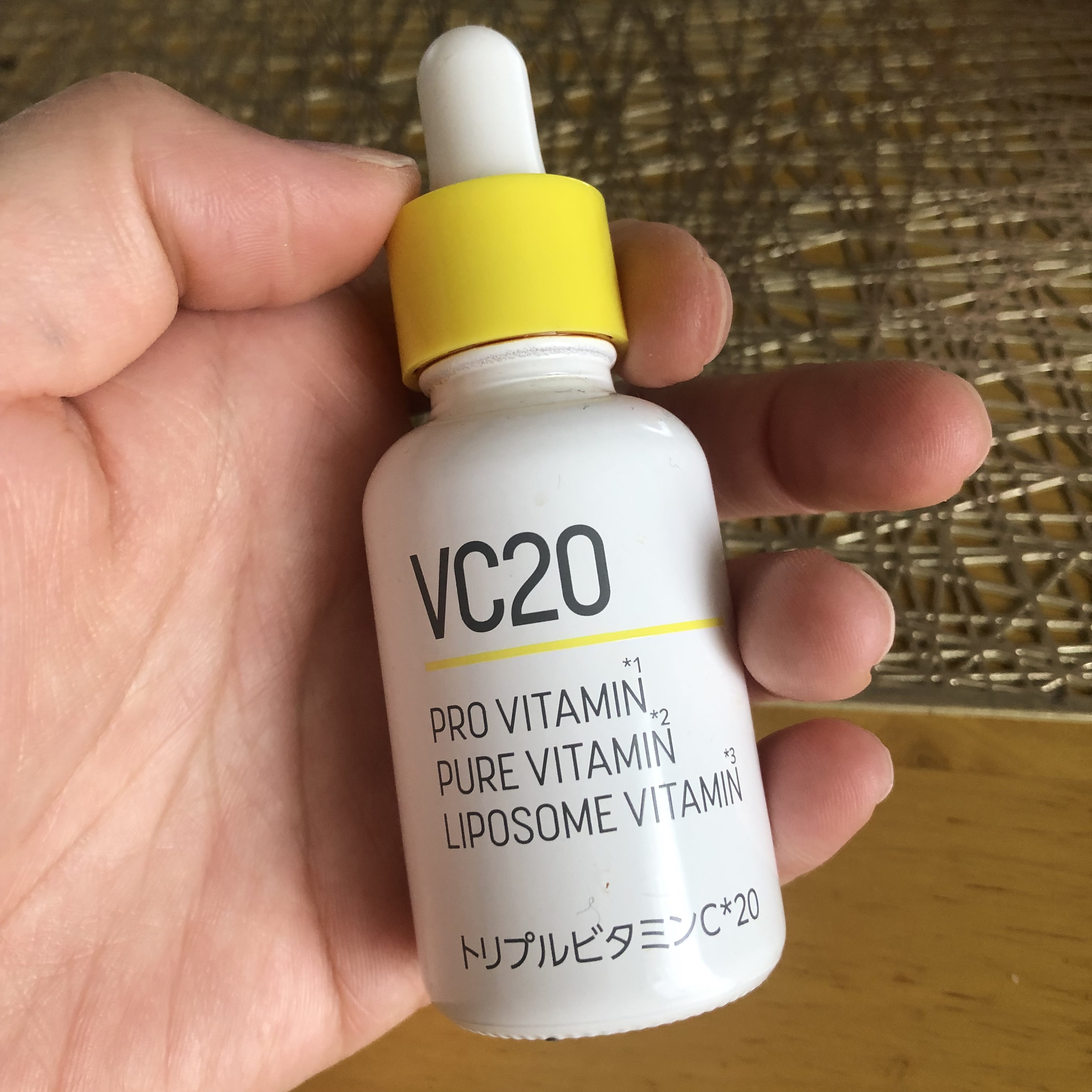 皆さん‼️
こんにちわぁ😊💓

最近私の朝やるお気に入りスキンケアのご紹介をします☺️🍀

水が入ってない😳⁉️
3VセラムC👍
この美容液は３つのビタミンCが入っています😊
🍋プロビタミン
🍋ピュアビタミン
🍋リポソーム