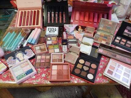 seri. on LIPS 「Qoo10の70点コスメ福袋購入しました。去年よりアイシャドウ..」(5枚目)