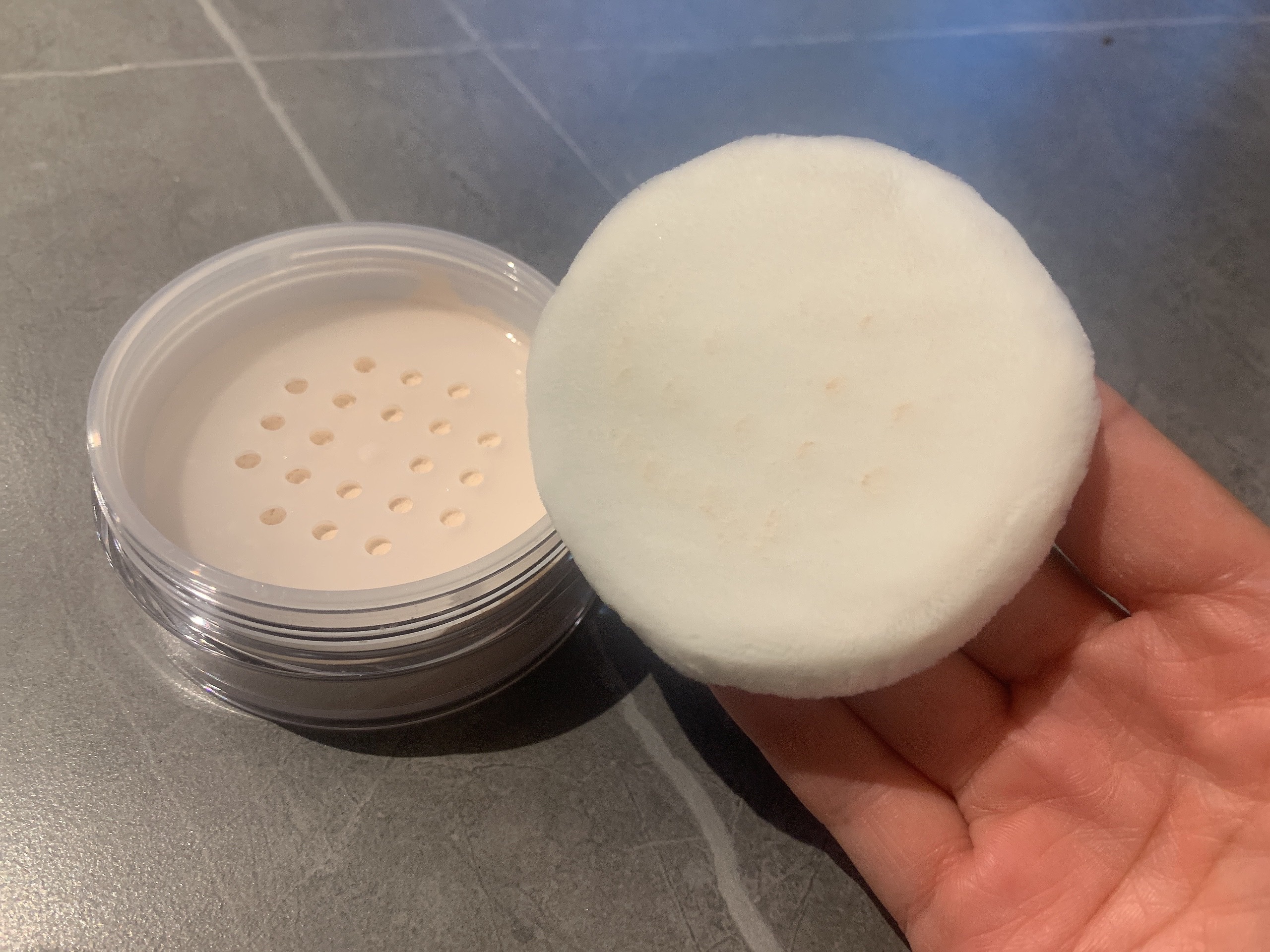 スージー エキスパート マイクロエアリーパウダーＦ/SUSIE N.Y./ルースパウダーを使ったクチコミ（2枚目）